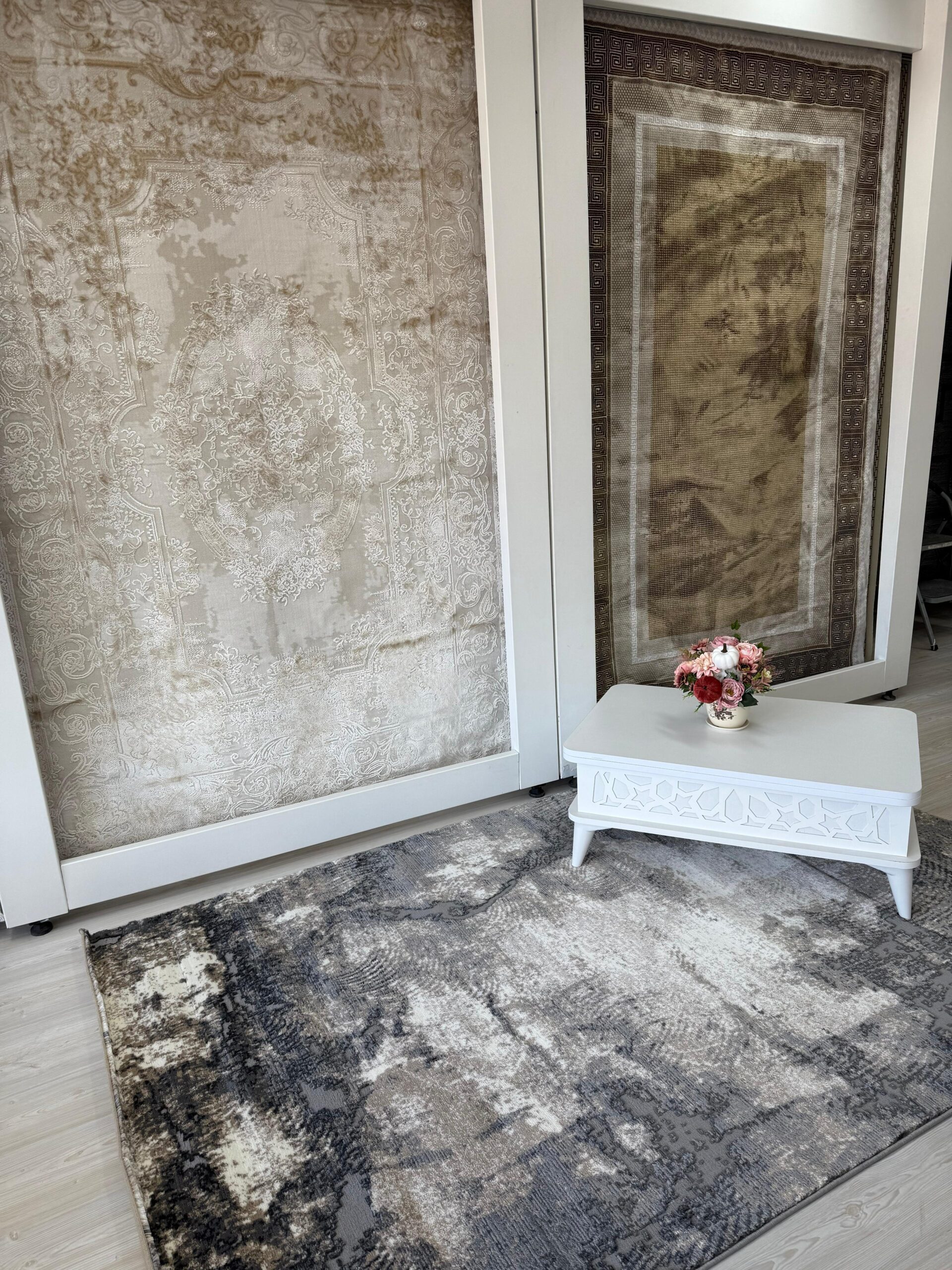 Covoare expuse in magazinul Emine Home Decoration